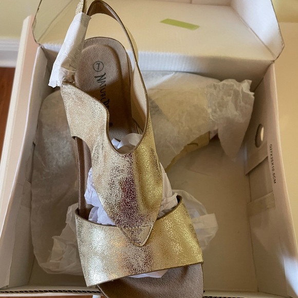NWT a pair of gold sandals size 7 - Picture 8 of 8